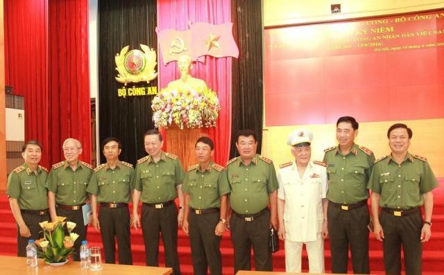 Kỷ niệm 71 năm Ngày truyền thống Công an nhân dân Việt Nam  - ảnh 1